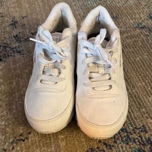 Reebok womens Cream Sneakers size 6